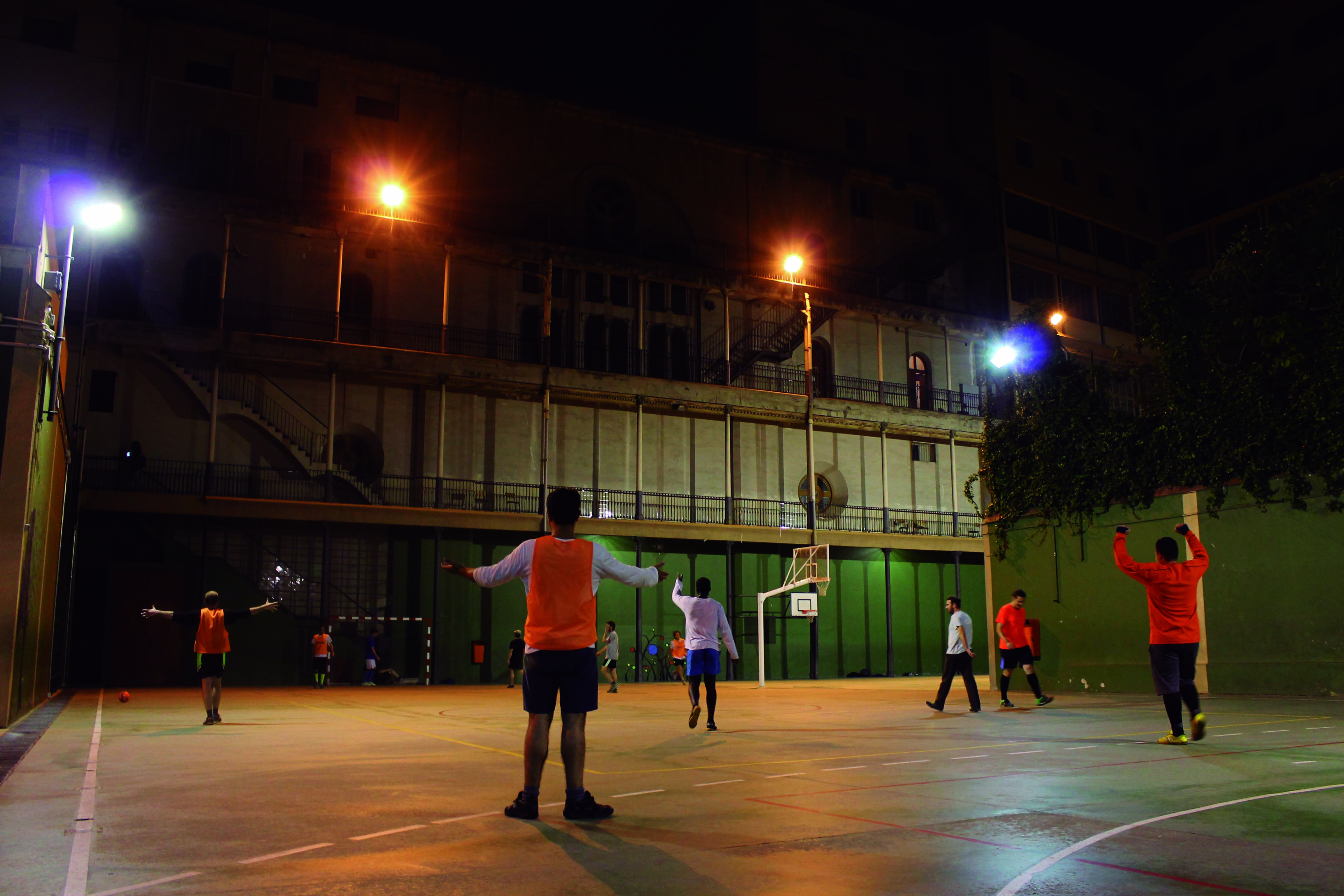 11a. Jóvenes del Interdiocesano jugando a futbol en la pista de Els Jesuïtes de Casp